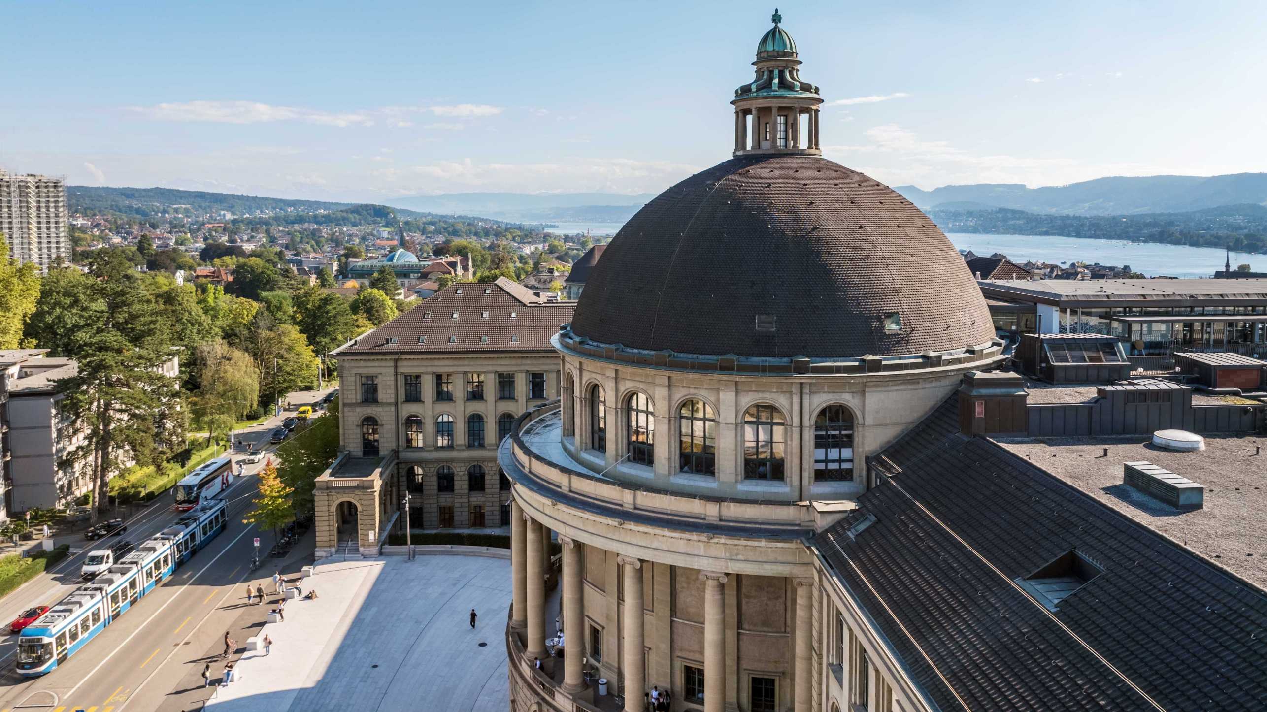 Pictureof the ETH entrance hall